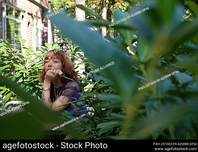 PRODUCTION - 05 September 2023, Hamburg: Antje Schomaker, singer and songwriter, sits in a café during a photo shoot. On 06.10