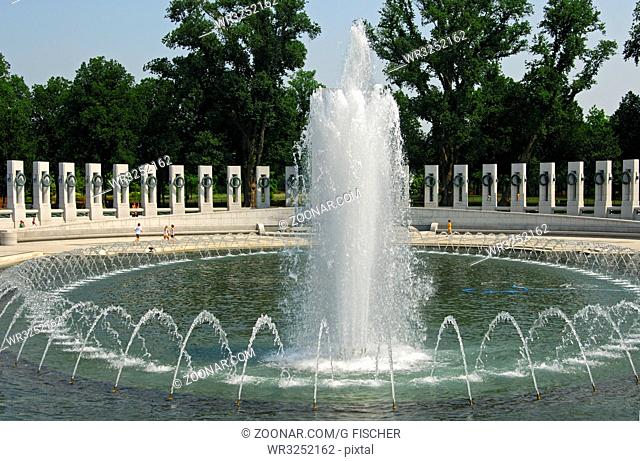 Springbrunnen im Atlantik-Rundbogen im Denkmal für den Zweiten Weltkrieg, World War II Memorial, das Lincoln Memorial hinten, Washington D.C