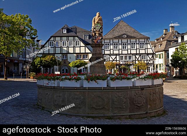 Petrusbrunnen auf dem Marktplatz, Brilon, Sauerland, Nordrhein-Westfalen, Deutschland, Europa