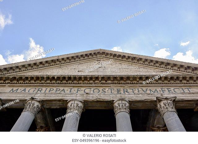 Bottom view of the roman Pantheon architrave