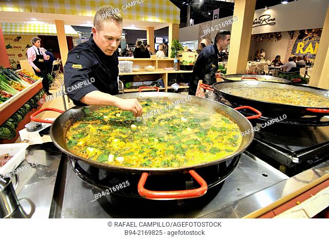 Cooks making a paella in Alimentaria, International Food and Drinks Exhibition, Fira de Barcelona. L'Hospitalet de Llobregat, Barcelona, Catalonia, Spain