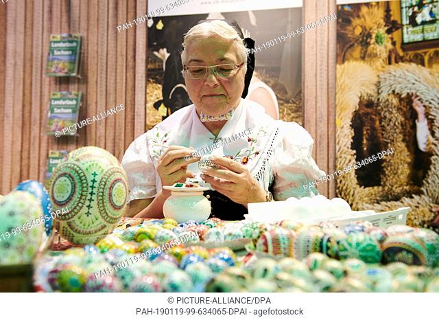 19 January 2019, Berlin: Helene Herberg of the rural women of the Bautzner district paints an egg. Around 400, 000 visitors are expected in the halls under the...