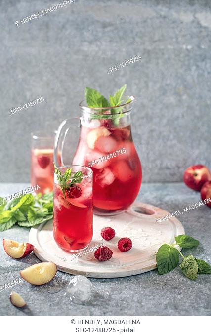 Raspberry and peach iced tea with mint and ice