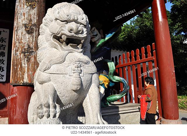 Guangzhou (China): lion statue at the entrance of the Guangxiao Temple