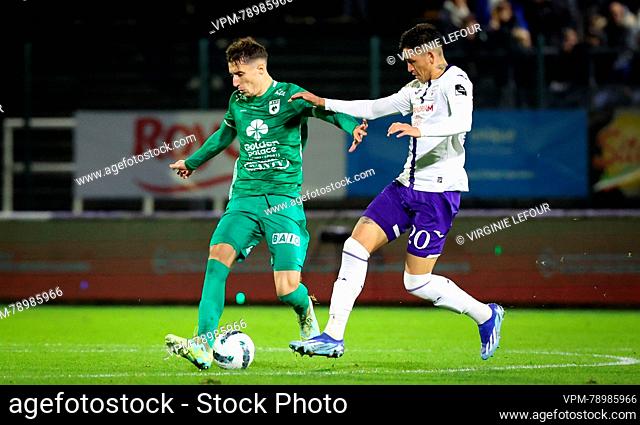 RAAL's Maxence Maisonneuve and Anderlecht's Luis Vazquez fight for the ball during a Croky Cup 1/16 final game between RAAL La Louviere and RSC Anderlecht