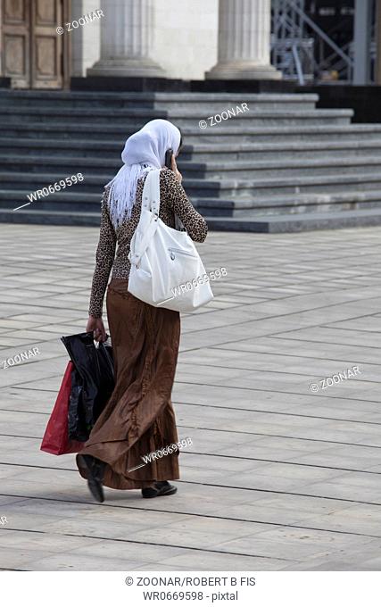 Frau mit Kopftuch und Handy