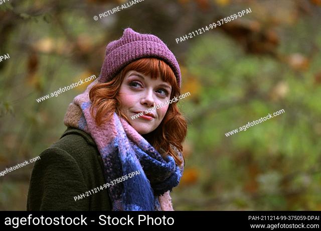 PRODUCTION - 24 November 2021, Bavaria, Munich: Actress Sina Reiß sits on a bench in the English Garden during an exclusive photo session with the German Press...