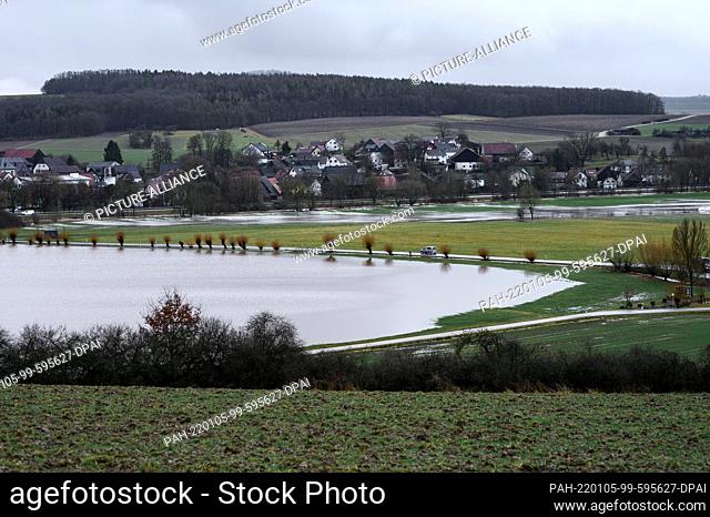 05 January 2022, Bavaria, Rossach: The river Itz floods meadows. The Itz has overflowed between Coburg and Bamberg. The water level is 438 cm at 10:45 a