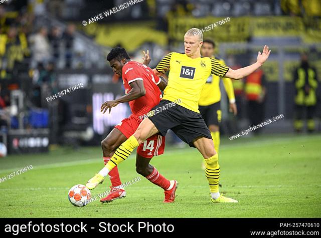 Erling HAALAND (r. DO) in duels versus Taiwo AWONIYI (UB), , action, football 1. Bundesliga, 5th matchday, Borussia Dortmund (DO) - Union Berlin (UB) on...