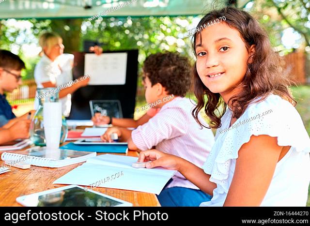 Kinder im Nachhilfe Unterricht mit Lehrerin im Ferienkurs im Sommercamp