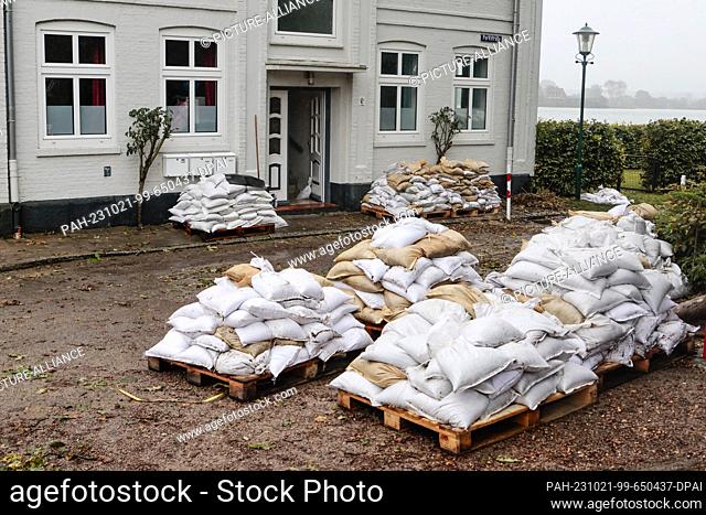 21 October 2023, Schleswig-Holstein, Arnis: Sandbags lie in front of a house in the Schleswig-Flensburg district. Schleswig-Holstein has been hit particularly...