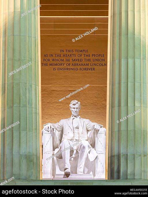 USA, Washington DC, Statue of Abraham Lincoln inside Lincoln Memorial