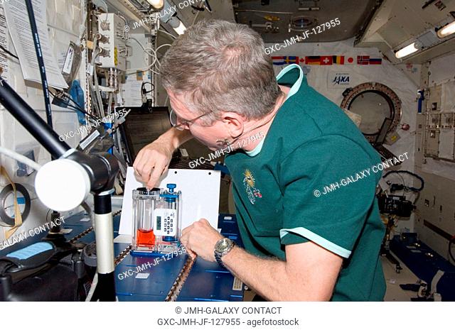 NASA astronaut Mike Fossum, Expedition 29 commander, conducts a session with the Capillary Flow Experiment (CFE) Vane Gap-2 (VG2) in the Kibo laboratory of the...
