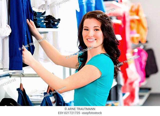 Frau kauft Kleidung im Laden