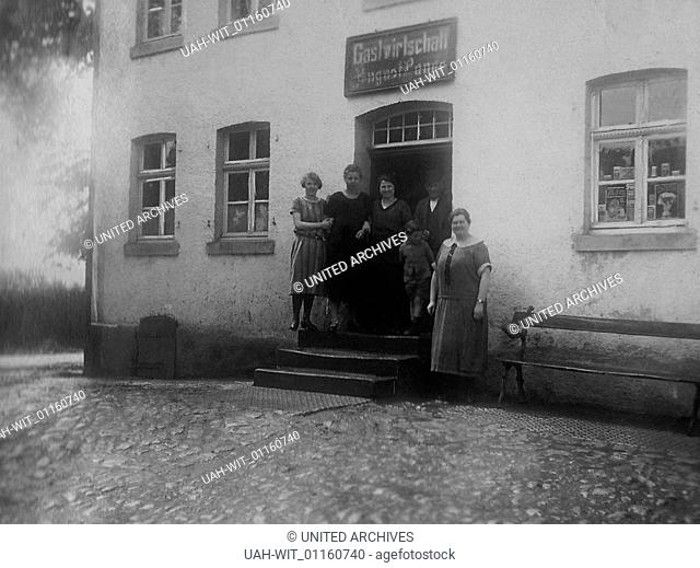 Eine Familie hat sich vor der Gastwirtschaft von August Pange zum Foto aufgestellt., Sammlung Gustel Görgen, Goergen