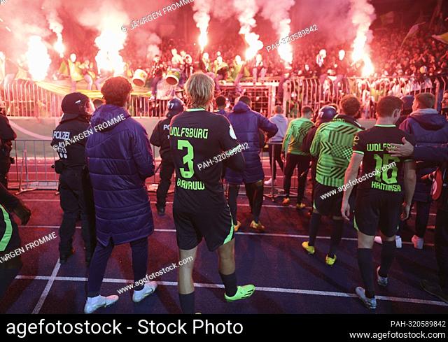 firo: 10/18/2022, football, soccer, season 2022/2023, DFB Pokal BTSV Eintracht Braunschweig (Brunswick) (Brunswick) - VfL Wolfsurg 1:2 VfL fans ignite, flares