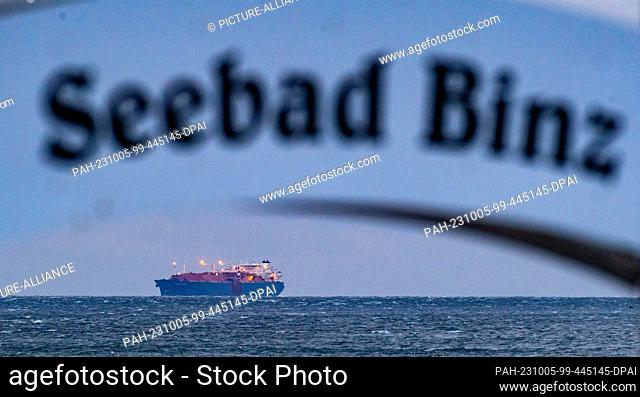 04 October 2023, Mecklenburg-Western Pomerania, Stralsund: The LNG tanker ""Seapeak Hispania"" lies on the Baltic Sea off the Baltic Sea resort