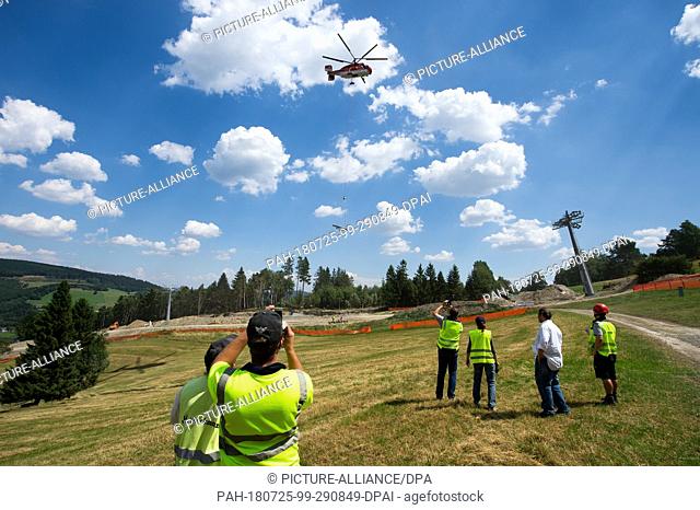 25 July 2018, Willingen, Germany: The last parts of a chairlift support of the new 8-seater chairlift ""K1 Willingen"" on the Köhlerhagen runway are transported...