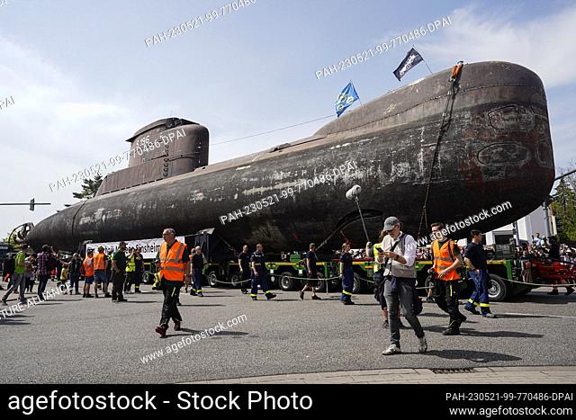 21 May 2023, Rhineland-Palatinate, Speyer: A 48-meter-long U17 submarine is being transported by road from trucks to the Speyer Museum of Technology