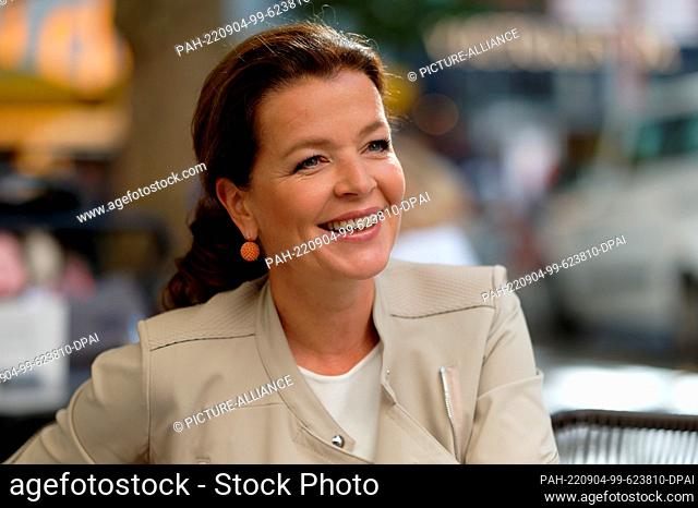 PRODUCTION - 29 August 2022, North Rhine-Westphalia, Cologne: Journalist and royal house expert Julia Melchior is sitting in a downtown cafe