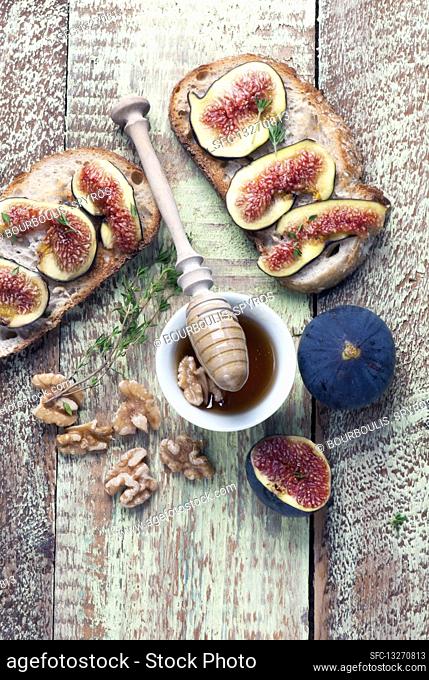 Toast with figs and honey