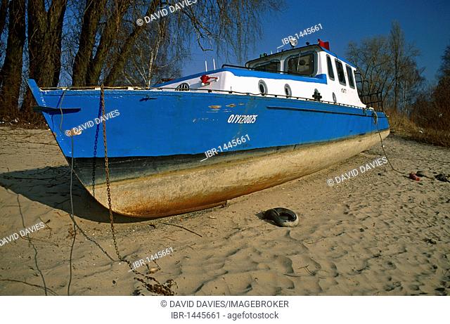 Boat stranded on the banks of the Rhine, near Duesseldorf, North Rhine-Westphalia, Germany, Europe