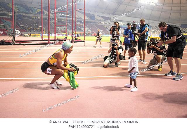 Winner Shelly-Ann FRASER-PRYCE (JAM / 1st place) plays with her son Zyon on the lap of honor. Women's Final 100m, on 29.09