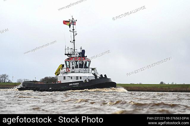 21 December 2023, Lower Saxony, Leer: The tugboat Ems Power crosses the Ems in bad weather. The German Weather Service is expecting storms