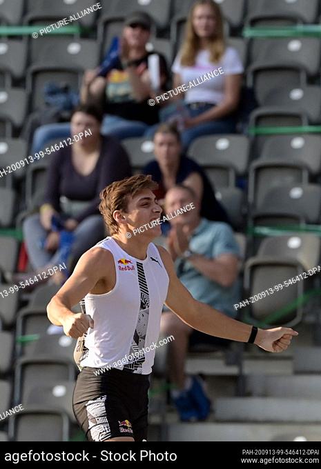 13 September 2020, Berlin: Athletics: Istaf Meeting in the Olympic Stadium. Pole Vault, Men: Armand Duplantis (Sweden) cheers for his victory