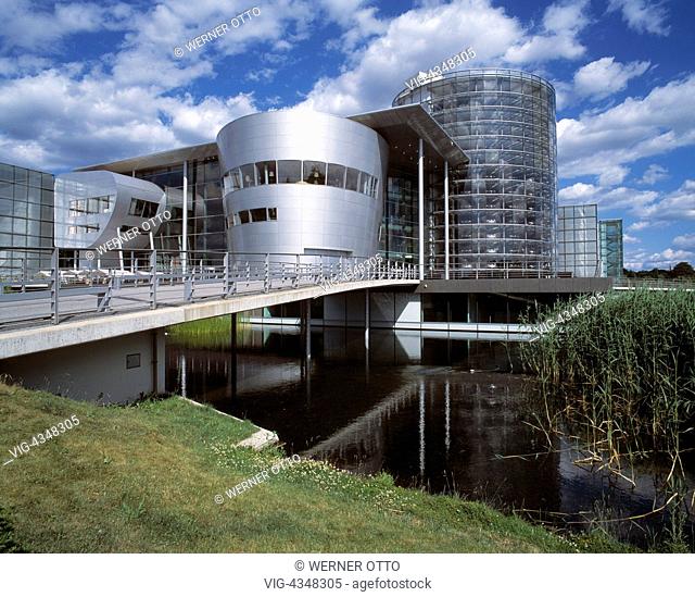 D-Dresden, Elbe, Sachsen, Glaeserne Manufaktur im Grossen Garten von Dresden, die moderne Autofabrik der Volkswagen AG vom Architekten Gunter Henn wurde...