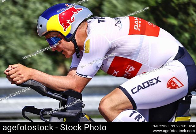 05 June 2022, Brandenburg, Senftenberg: Norwegian athlete Kristian Blummenfelt is cycling at the Lausitzring. A total of four professional triathletes want to...