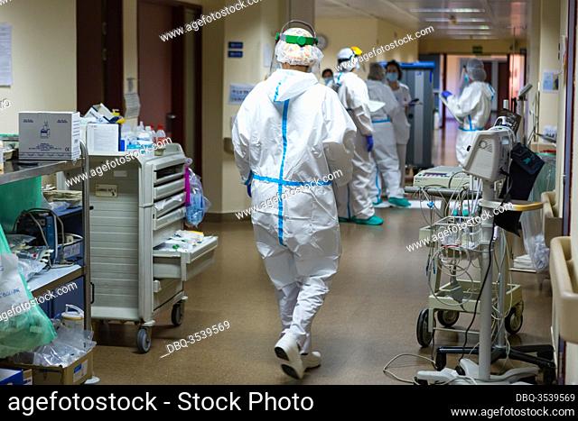 The team of nurses wearing the PPE goes through the corridors attending to COVID-19 patients at the Fundación Alcorcón University Hospital (Madrid)