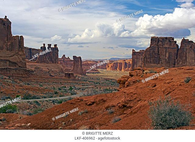 Couthouse Towers and Park Avenue, Arches National Park, Utah, USA, America