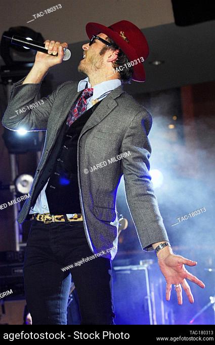 Singer Scott Weiland of Stone Temple Pilots and Velvet Revolver performs songs from his new solo CD at the Hollywood and Highland food court on November 24