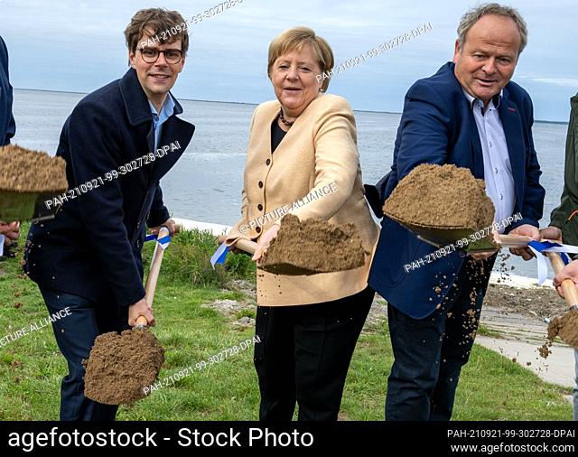 21 September 2021, Mecklenburg-Western Pomerania, Waase: Federal Chancellor Angela Merkel (M, CDU), Georg Günther (l, CDU)
