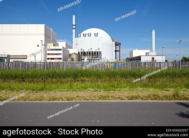 Das Kernkraftwerk Brokdorf in Schleswig-Holstein (Landkreis Steinburg, Deutschland) aufgenommen bei Tageslicht mit blauem Himmel
