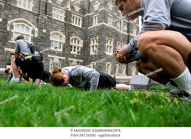 Cadets of the Military Academy West Point practice in front of a building near New York, USA, 29 April 2013. Photo: Maurizio Gambarini | usage worldwide