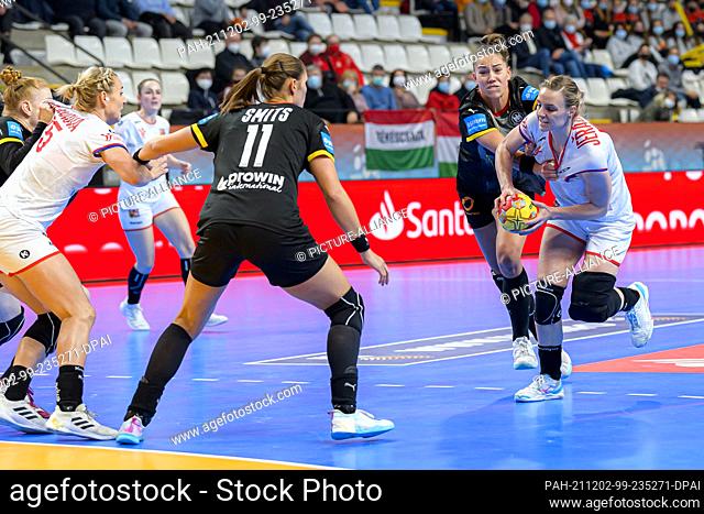 02 December 2021, Spain, Lliria: Handball: World Championship, Women, Germany - Czech Republic, Preliminary Round, Group E, Matchday 1