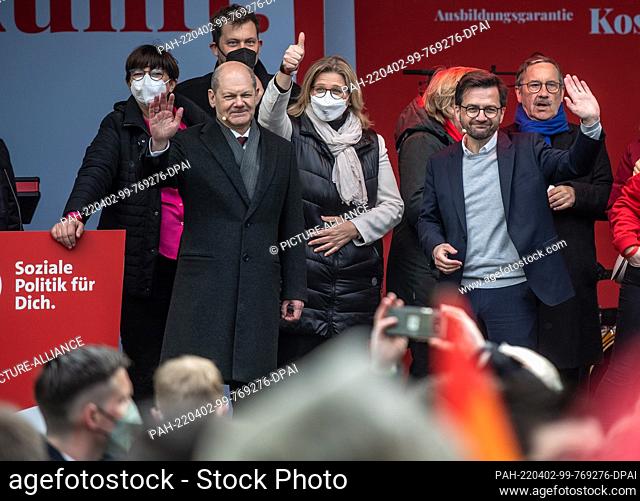 02 April 2022, North Rhine-Westphalia, Essen: Party leaders Saskia Esken and Lars Klingbeil, German Chancellor Olaf Scholz, Anke Rehlinger