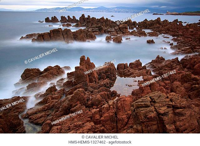 France, Var, St Raphael, Boulouris, this red rock rhyolite which is visible on the shore of the Esterel, and reflects an ancient volcanic activity