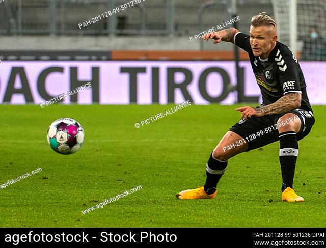 28 November 2020, Bavaria, Augsburg: Football: Bundesliga, FC Augsburg - SC Freiburg, 9th matchday in the WWK-Arena. Freiburg's Jonathan Schmid plays the ball