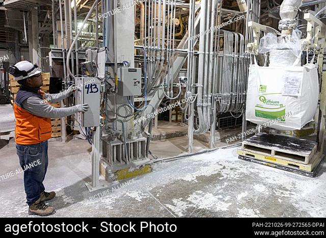 25 October 2022, Chile, Antofagasta: A worker supervises the production of lithium carbonate by the Chilean company SQM. This refinery processes lithium mined...