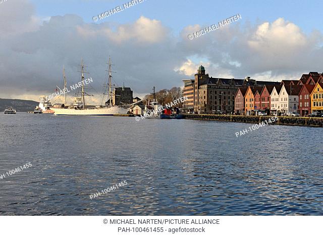 Bergen's harbour bay Vågen with ships and the historic Hanse district Bryggen under a cloudy sky, 1 March 2017 | usage worldwide