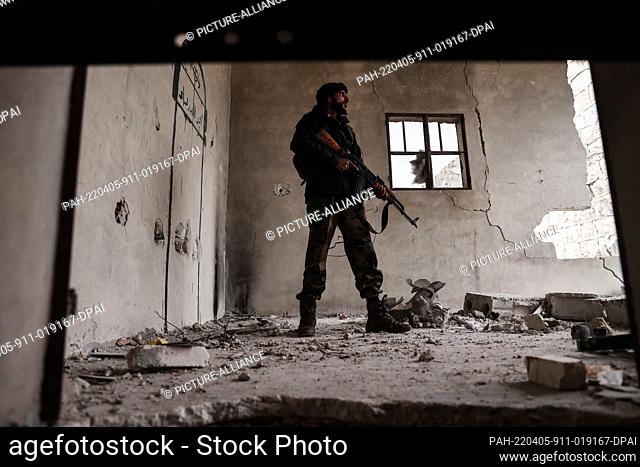 05 April 2022, Syria, Aleppo: A fighter of the armed Syrian opposition takes his position in the front lines of contact with the areas controlled by the Syrian...