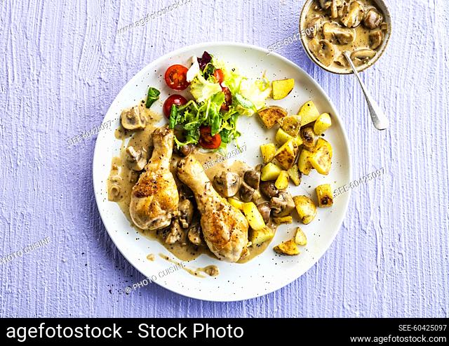 Chicken drumsticks with mushroom cream sauce and fried potatoes