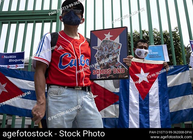 12 July 2021, Mexico, Mexiko-Stadt: Cubans living in Mexico City show their support for the Cuban government in front of the embassy