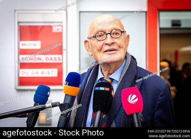 27 October 2023, Lower Saxony, Hanover: Herbert Schmalstieg (SPD), former mayor of the city of Hanover, speaks to media representatives in front of Kurt...