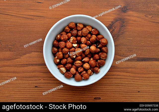 Schale mit Haselnuessen - Bowl with hazelnuts