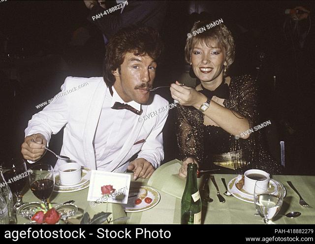 Ex-boxer Rene Weller is dying. ARCHIVE PHOTO; Rene WELLER, Germany, boxing, boxer, with his girlfriend Doris, sitting at the table, at the dinner on August 15th