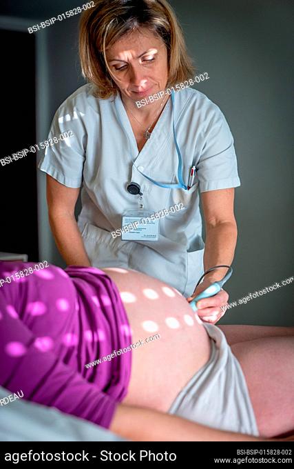 Consultation with a woman at the end of pregnancy to relax the perineum and help with childbirth